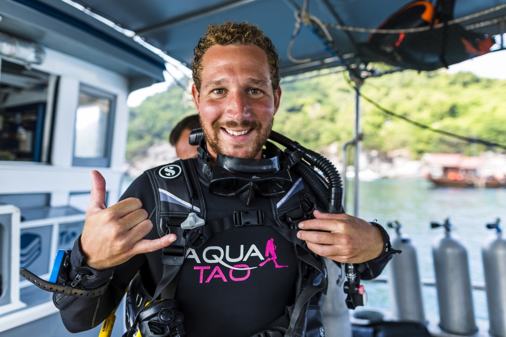 Plongeur sur le bateau d'Aquatao pendant un baptême de plongée à Koh Tao par AquaTao