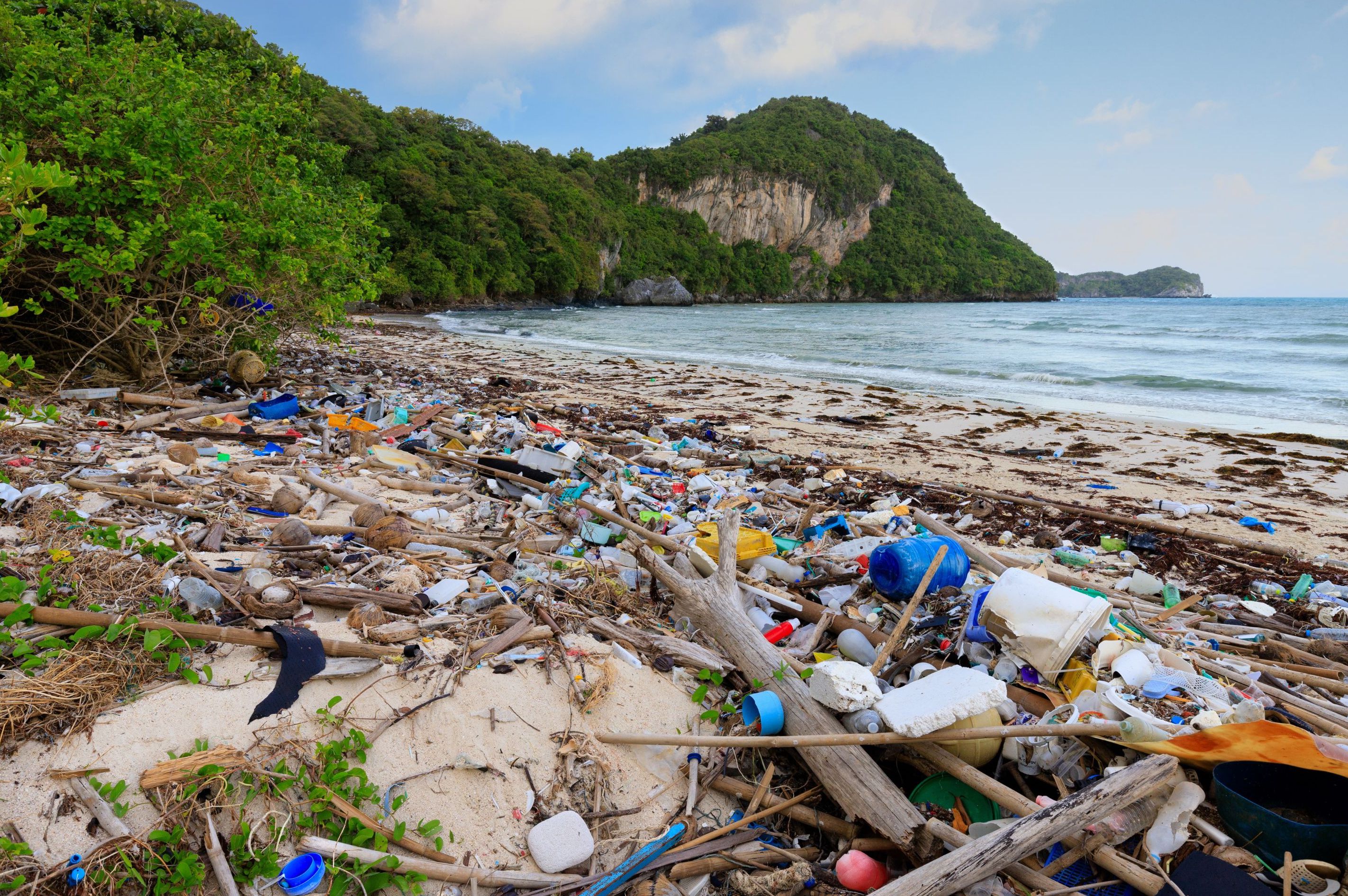 Plage polluée par des déchets, sensibilisation à la protection de l'environnement par AquaTao