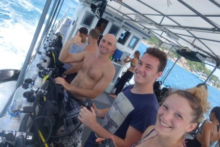 Plongeurs certifiés sur le bateau AquaTao à Koh Tao