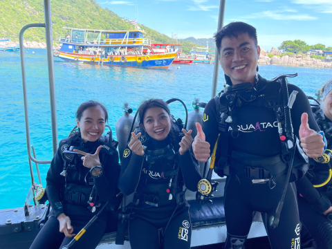 Group of smiling AquaTao divers at Koh Nang Yuan